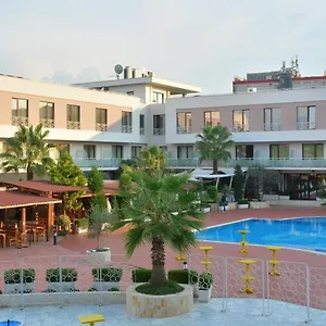Resort Te Stela, Yrsheku